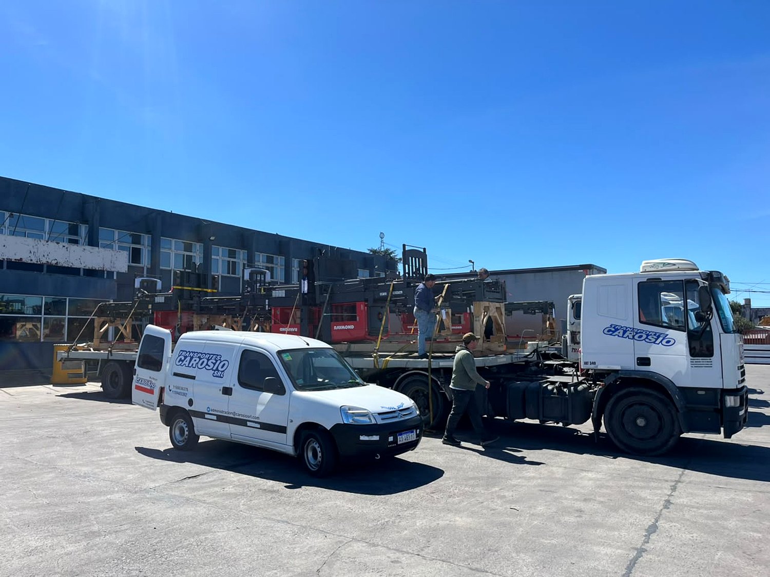 Operación de carga de maquinaria sobre semirremolque de Transportes Carosio