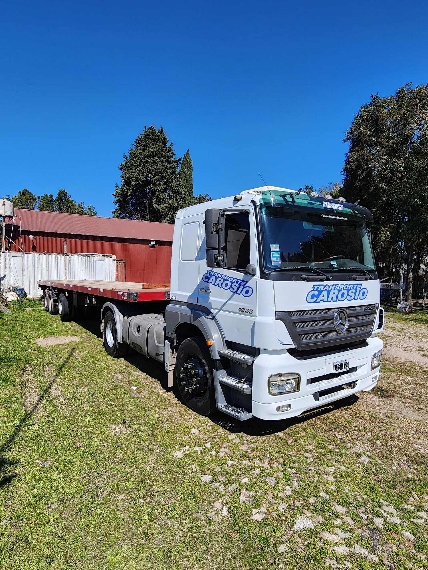 Camión Mercedes Axor de Transportes Carosio con semirremolque de carga general