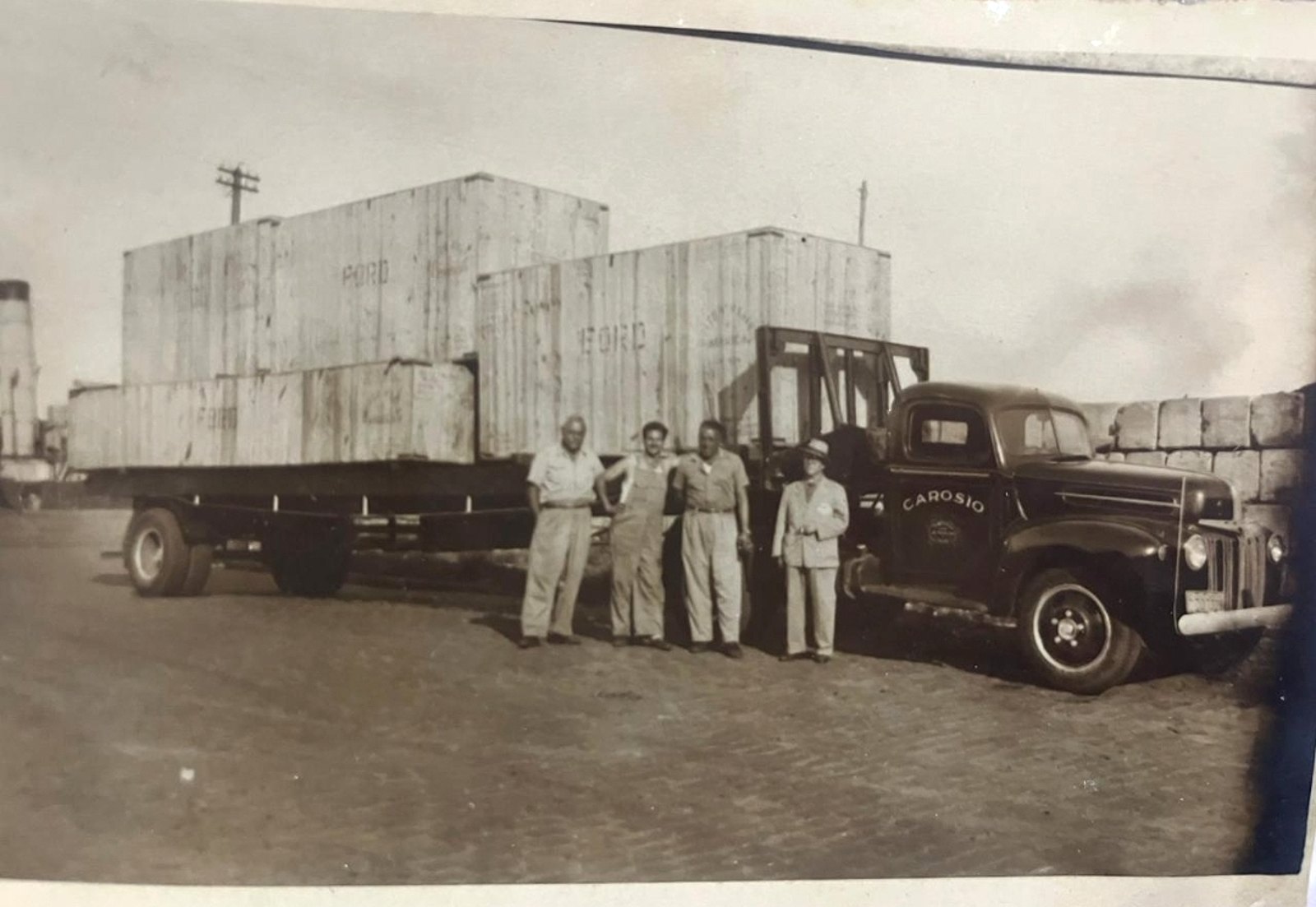 Camión Ford original de Carosio junto a sus fundadores en los comienzos de la empresa